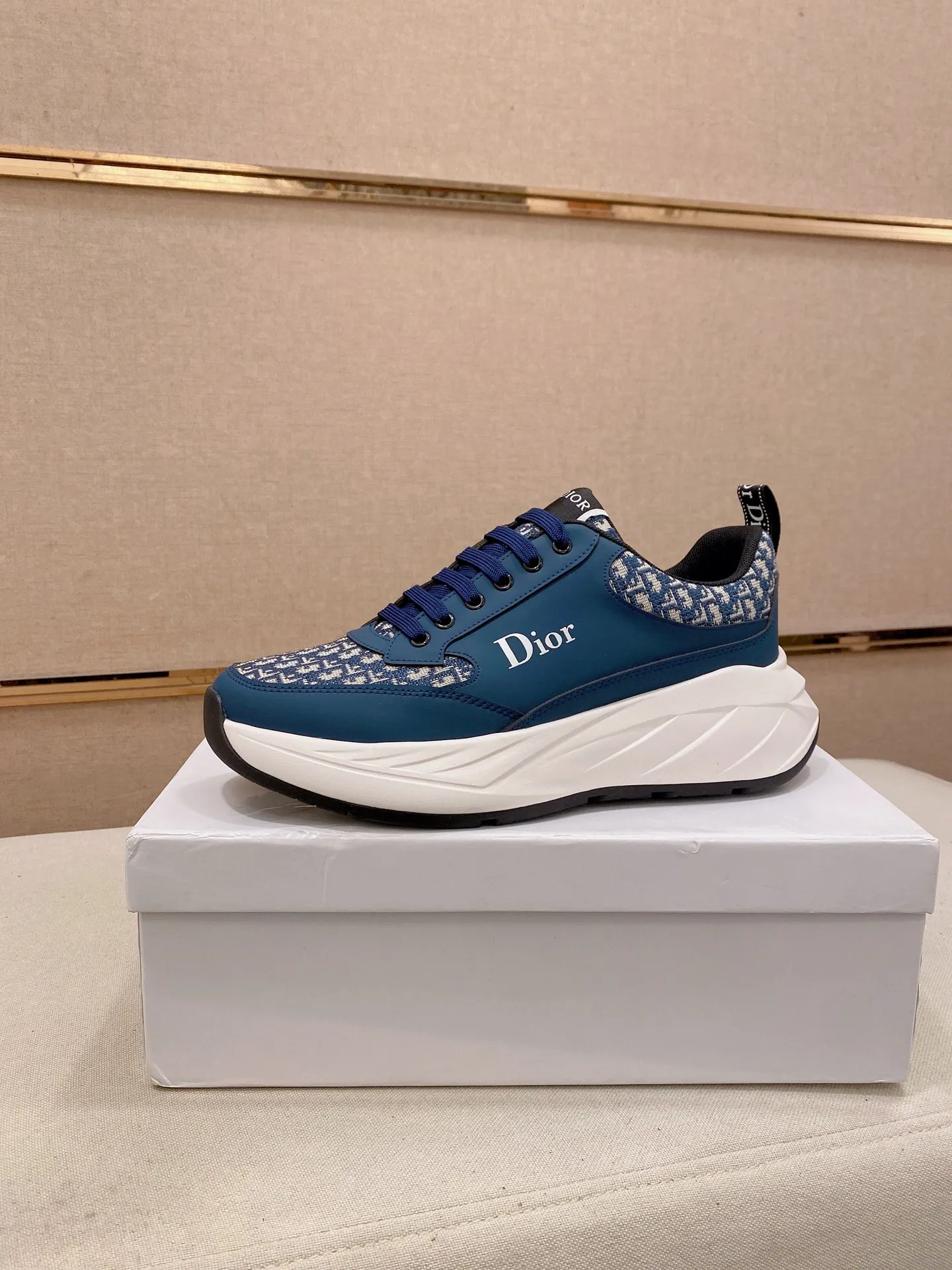 Factory price: 442💰[Dior·Dior] New casual sports style men's shoes, new spring and summer design, perfect workmanship, lace-up lazy style to create wardrobe quality, upper: imported first-layer cowhide, sheepskin lining is soft and comfortable, ultra-light TPU wear-resistant outsole, simple, versatile fashion men's shoes, excellent color code number 38--44. Can be customized for 45 non-refundable!